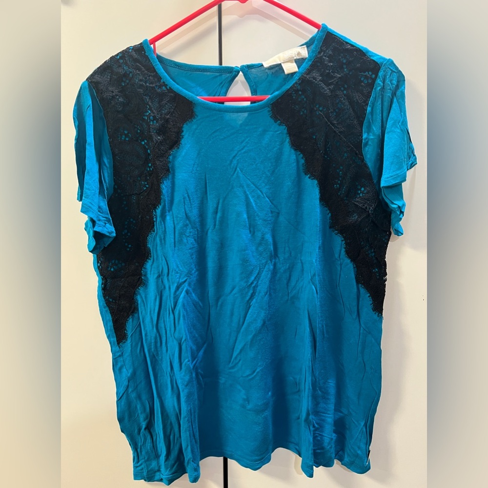 Blue shirt with laced sleeves